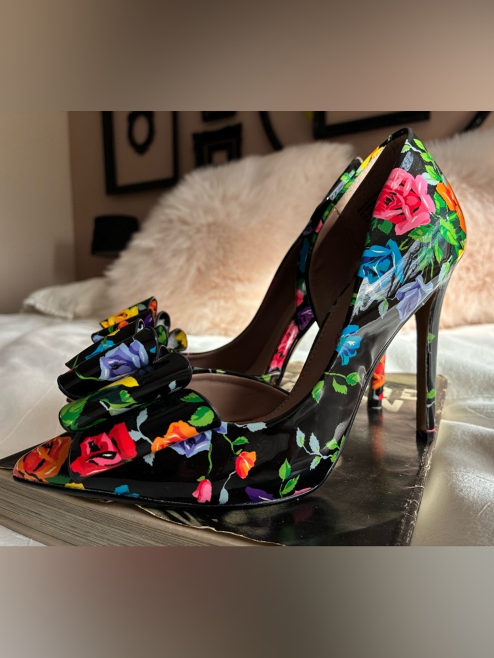 Betsey Johnson Black Floral Pointed-Toe Heels with Bow Accent- Size 6 - Picture 10 of 11